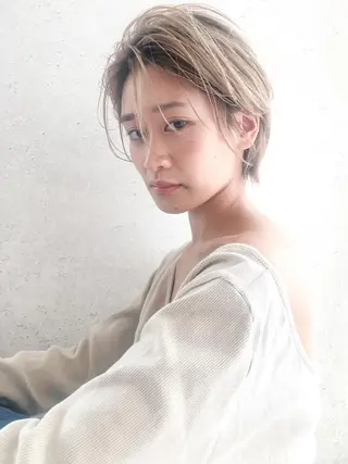 ショート カラー ハイトーン/レイヤー 💜Akaneのヘアスタイル