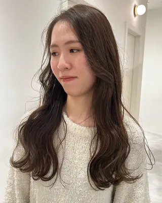 ロング カラー オリーブベージュ/ ブリーチなし透明感のヘアスタイル