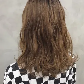 セミロング ブームボックス所属・🐝ハイトーンカラー hachi🐝のヘアスタイル