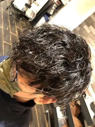 ショート パーマ メンズ ブリーチ無し白髪ぼか し/艶髪/津嘉山のヘアスタイル