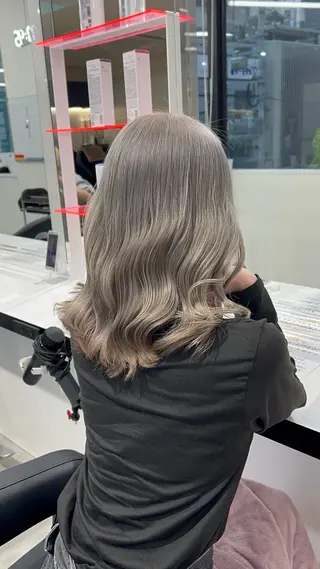 ロング カラー 履歴修正屋さん／ ブロンド／ホワイトのヘアスタイル