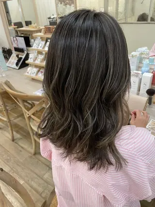 ミディアム 玉邑 美菜のヘアスタイル