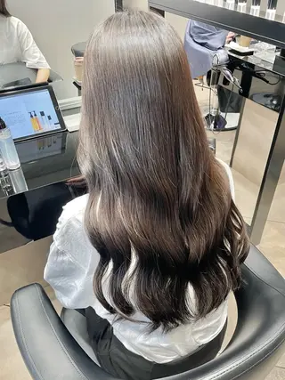 ロング 井本翔太.髪質改善. ベージュ.グレージュのヘアスタイル