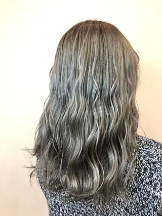 ミディアム ゆぴ☾‪/推しカラー /ハイトーンのヘアスタイル