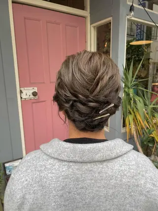 ミディアム ヘアアレンジ ヤスザトアヤノ ／レイヤー／オリーブのヘアスタイル