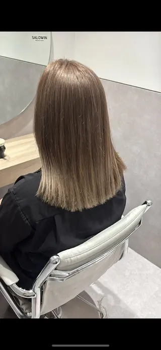 セミロング ブリーチ/ハイトーン /大人バレイヤージュのヘアスタイル