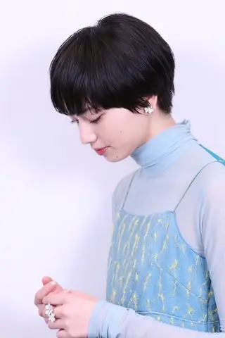 ショート 曲がる縮毛矯正 センターパートのヘアスタイル