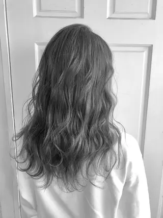 セミロング カラー 艶ハイトーンブリーチ 🌈小林侑雅のヘアスタイル