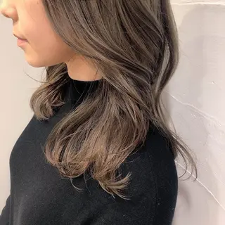ミディアム カラー SHEARA BY CARE所属・. AYUKAのヘアスタイル