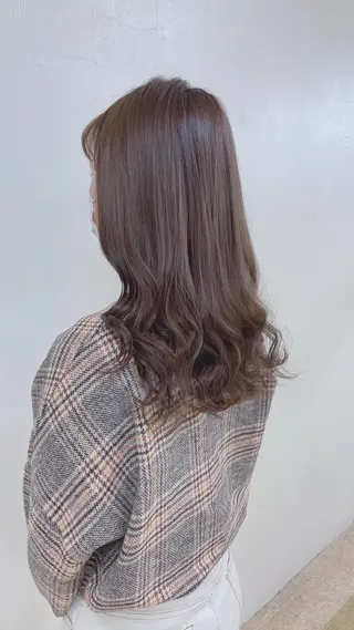 カラー ミルクティーカラー イイサカシュンスケのヘアスタイル
