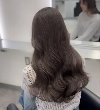 ロング シオン/艶髪/ グレージュカラーのヘアスタイル