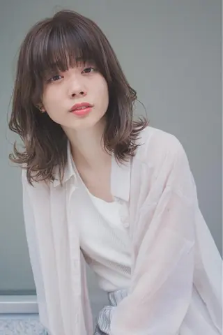 ミディアム カラー Le'a銀座所属・前髪/顔周り /レイヤー/秋山 元のヘアスタイル