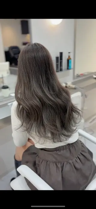 ロング カラー TOMO/ブリーチ 無しオリーブのヘアスタイル