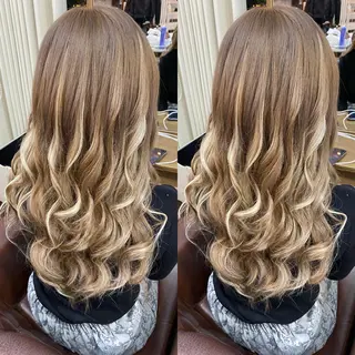 ロング カラー モモカ/ハイトーン /バレイヤージュのヘアスタイル