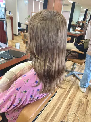 ミディアム 榮 百合香のヘアスタイル