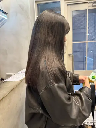 セミロング カラー ミルクティー× グレージュMOMOのヘアスタイル