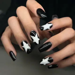 ネイル ⁸ᵃᵖᵖʸ🐝⋆゜ MöEのネイルデザイン