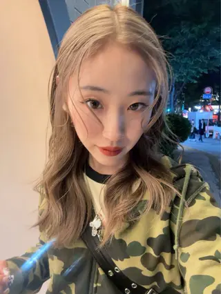 セミロング カラー Loom.所属・村上雅人 ナチュラルモードのヘアスタイル