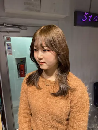 セミロング カラー NANAMI🩵 大人可愛い韓国ヘアのヘアスタイル