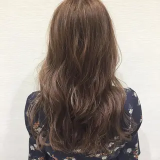 カラー 赤阪 優奈のヘアスタイル