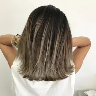 セミロング 白髪ぼかしハイライト めさきすずなのヘアスタイル