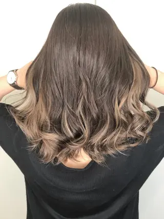 ミディアム カラー 森本 笑のヘアスタイル
