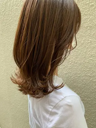 ミディアム ブリーチなしカラー/ 顔周りレイヤーカットのヘアスタイル