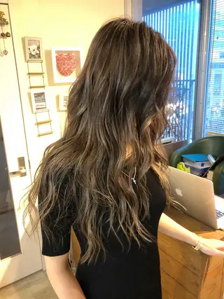 ロング 韓国レイヤー外国人風 透明感カラー髪質改善のヘアスタイル