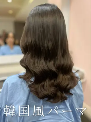 セミロング 波巻きウェーブ 韓国風パーマ 纐纈のヘアスタイル