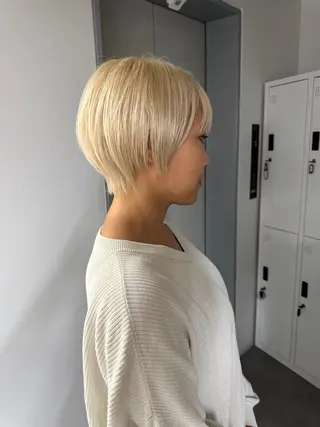 ショート laff 新宿所属・切りっぱなしボブ レイヤー/縮毛矯正のヘアスタイル