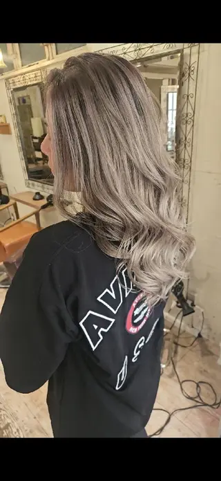 ロング カラー cherie所属・バレイヤージュ/ ハイライト/大内格のヘアスタイル