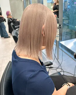 ミディアム cinq PROJECT所属・ミルクティーベージュ /三村克彦のヘアスタイル