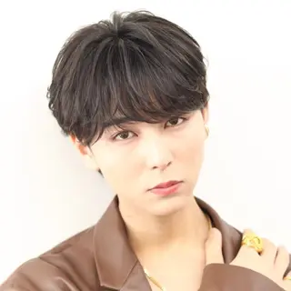 メンズ 西口徒歩20秒　寒色 カラーミディアムヘアのヘアスタイル