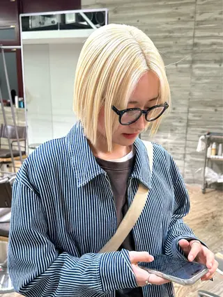 ショート 抜きっぱなしブロンド ササキカズマのヘアスタイル