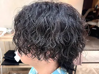 パーマ メンズ MEN‘S HAIR BLEACHi塩釜口所属・市原亮/塩釜口/ ツイスパ/波巻きのヘアスタイル