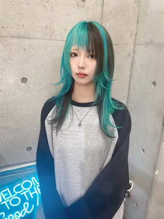 カラー ミディアム ウルフカットデザイン カラー特化アールイーのヘアスタイル