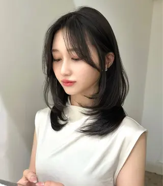 セミロング 𝐍𝐎𝐑𝐀 𝐇𝐀𝐈𝐑 𝐒𝐀𝐋𝐎𝐍所属・中嶋蓮 透明感カラー韓国ヘアのヘアスタイル