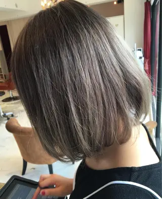 ミディアム カラー THE DAY所属・AKI HASHIMOTOのヘアスタイル