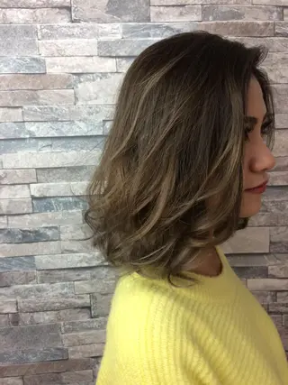 ミディアム カラー ヘアアレンジ ハイトーン Arphyのヘアスタイル