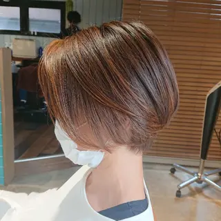 ショート カラー alushe 岡 陽子のヘアスタイル