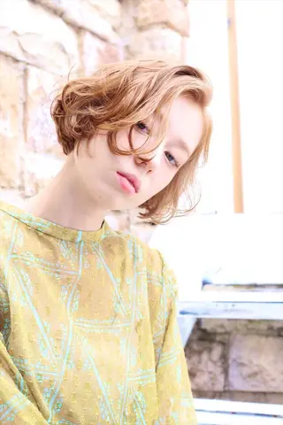 ミディアム 岩渕 由里香のヘアスタイル