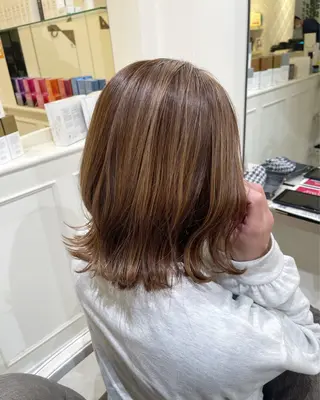 ミディアム カラー 濱田輝レイヤー 韓国風 ハイトーンのヘアスタイル