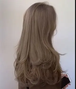 カラー フェザーパーマ/ スペインカールのヘアスタイル