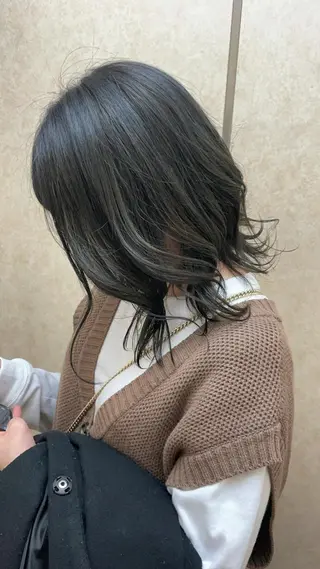 ミディアム カラー akane .のヘアスタイル