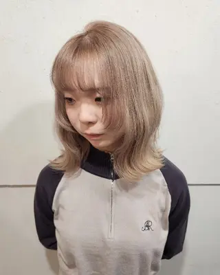 ミディアム カラー ツヤ髪✨縮毛矯正 ハイトーンカラーのヘアスタイル