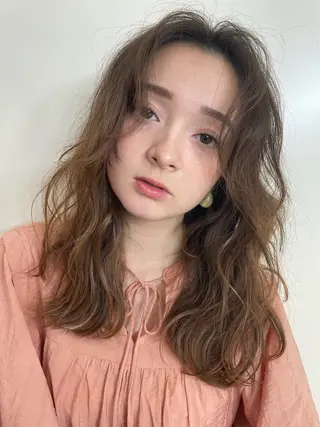 セミロング コテ巻き/パーマ/艶 透明感/荻原凜太郎のヘアスタイル