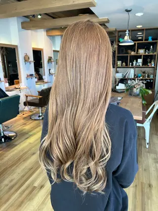 ロング カラー ツキダテ ユイのヘアスタイル