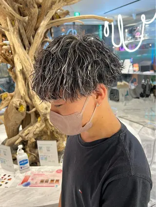 ショート カラー パーマ メンズ カラーモデル⚡️ REONのヘアスタイル