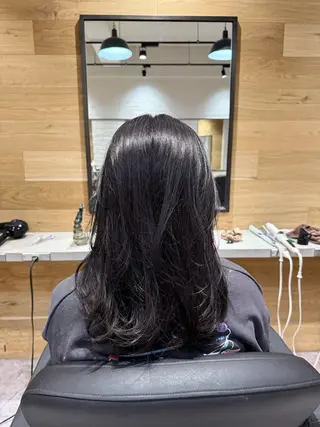 セミロング カクノ トモヤのヘアスタイル