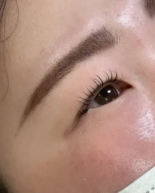 マツエク・マツパ cure所属・井上 真里奈のヘアスタイル